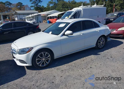 2016 Mercedes-Benz C 300 z USA, uszkodzony, nr VIN 55SWF4JB7GU127743